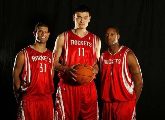 太疼了，萨勒马克尔斯被对手踩中后在地上抽动（萨勒马克尔斯遭对手踩踏，痛得倒地抽搐）