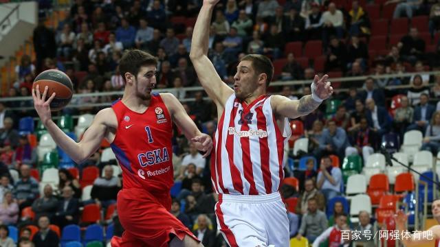 致敬蓝军传奇，库库雷利亚度假时身穿德罗巴球衣（库库雷利亚度假穿德罗巴战袍，向蓝军传奇致敬）