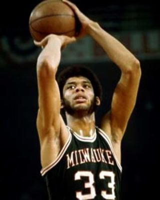 拜仁已连续19场联赛进球2+，有望追平自己保持的德甲纪录（拜仁联赛已19场至少进两球，剑指追平其保持的德甲纪录）