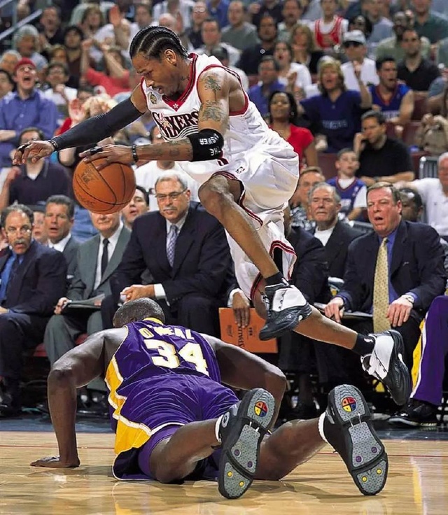 伊涅斯塔：中场球员当教练更能掌控全局，小法现在做得非常好（伊涅斯塔：中场出身的教练更易把控全局，小法执教表现出色）