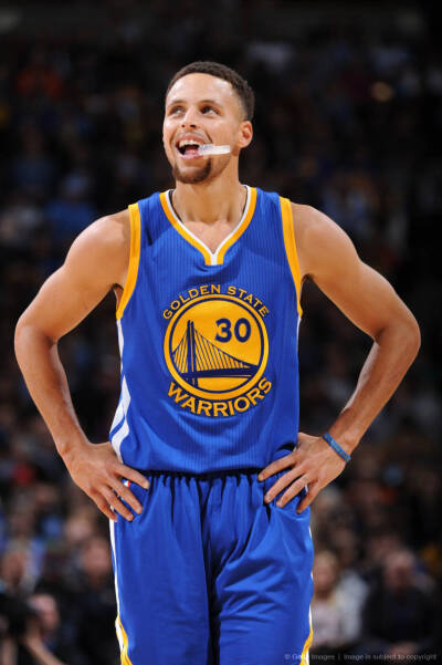 裁判判罚引发球迷不满（判罚争议点燃球迷不满）