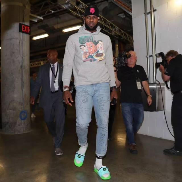 英超第14轮：切尔西1-3利兹联两场不胜 托辛失误送礼帕尔默复出（英超第14轮：切尔西1-3负利兹联，两轮不胜；托辛失误送礼，帕尔默复出）