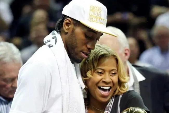 广东男篮在俱乐部杯赛中以90-70战胜广州男篮，小将王洪泽表现突出，阵容实力强劲。（俱乐部杯赛：广东男篮90-70击败广州，王洪泽高光，阵容实力尽显）